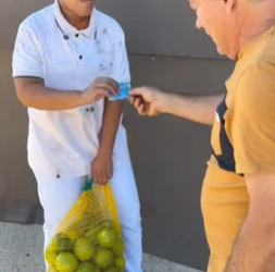 L0309003 Este homem fez um teste de honestidade com essa mo part2