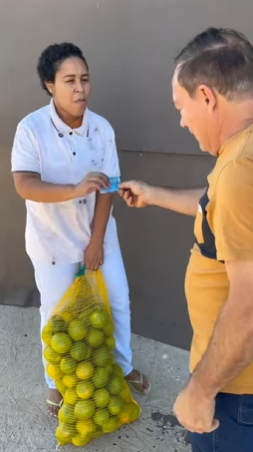 L0309003 Este homem fez um teste de honestidade com essa mo part2