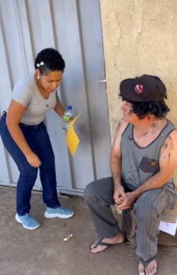 L0309006 Milionário faz entrevista de emprego disfarçado de part2