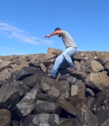 L2520005 Pai colocou sua filha dentro de uma mala jogou parte 2