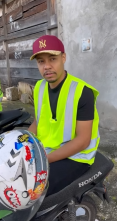 L2601001_Uma linda mulher coloca um mototáxi em seu lugar parte 2