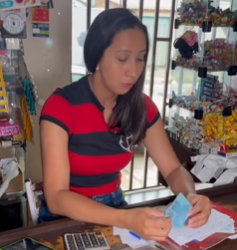 L2609002 Elane sorri da cara da Beatriz veja oque ela fez! parte 2