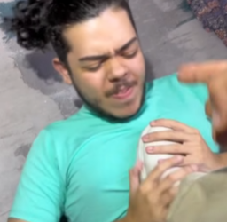 L0105004 Um homem misterioso entra em um escritório para fa parte 2