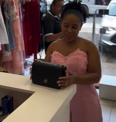 L2709002 Funcionária de loja pegou no flagra cliente trocan parte 2