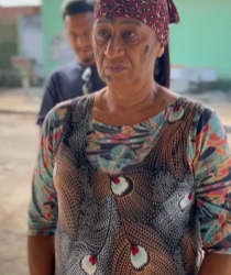 L2809004 Garota dá exemplo de amor ao próximo parte 2