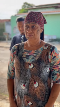 L2809004 Garota dá exemplo de amor ao próximo parte 2