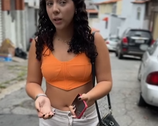 L2826003 Uma mulher empoderada coloca um moto taxi em seu parte 2