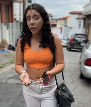 L2826003 Uma mulher empoderada coloca um moto taxi em seu parte 2