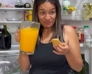 L1501003 Amiga entra na casa dos outros pra comer tudo da part2