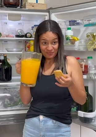 L1501003 Amiga entra na casa dos outros pra comer tudo da part2