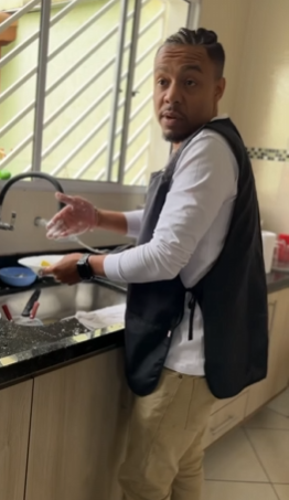 L0201003 Uma família linda só precisa de alguém para dar part2