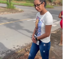 L0209002 Mulher larga filhos pequenos em casa pra encontrar parte 2