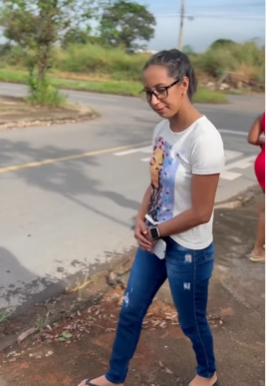 L0209002 Mulher larga filhos pequenos em casa pra encontrar parte 2