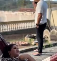 L0503007 Ela jogou um po na piscina para impedir que entead parte 2