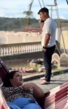 L0503007 Ela jogou um po na piscina para impedir que entead parte 2