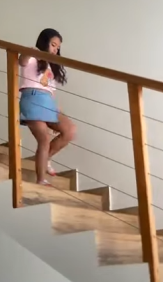 L0518005 Ela tratou mal a menina que estava sentada na varanda parte 2