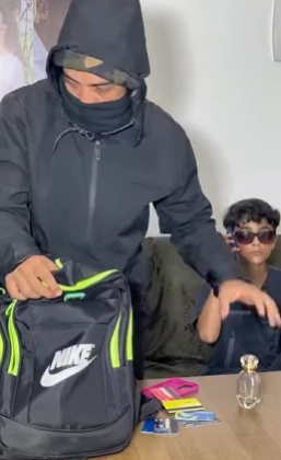 L0605004 Criança esperta usa parte 2