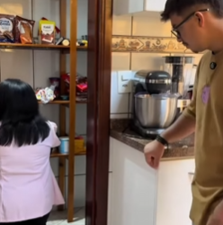 L0618004 O homem estava observando a mulher secretamente parte 2