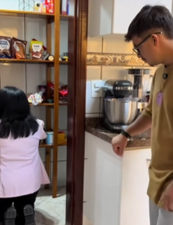 L0618004 O homem estava observando a mulher secretamente parte 2