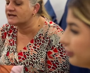 L0826004_esposa chega com um presente que ganhou no traba_parte 2