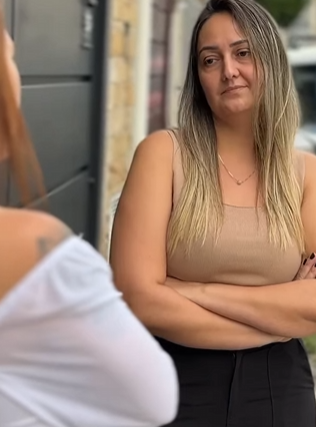 L1526003_Ela esperava que ela lhe desse comida todos os dia_part2