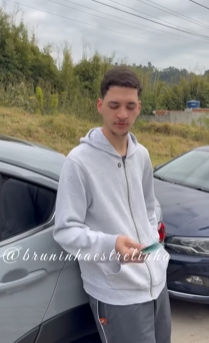 L1201002_mãe dele pegou reais da carteira dele, olha_part2