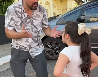 L1504004 Ela deu dinheiro do pai para as pessoas na rua.. parte 2