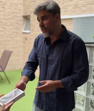 L1504006 Criança malcriada quebra celular da filha da emp parte 2