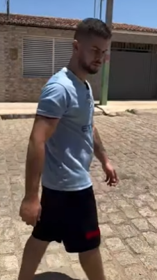 L1315003 Ela invadiu a casa dele !!! parte 2