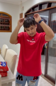 L1418002_Esposa com inveja da sogra porque ganhou muitas co_parte 2