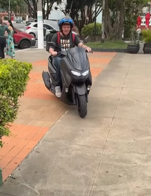 L1704004 Dono de pizzaria se veste de mendigo descobre tr parte 2