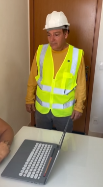 L1809003 Ele não tinha dinheiro pra marmita ela ajudou parte 2