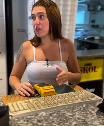 L0326001_Funcionária com boa atitude não deixa cliente ar_parte 2