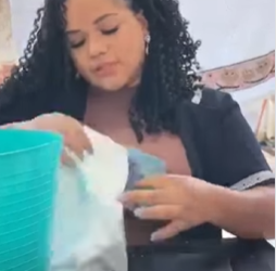 L0803007 Empregada acha quantia generosa na roupa do patrao parte 2